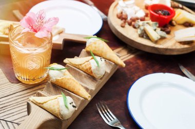 Kokteyl ile cam ve peynir tabağı restoranında, tonlu görüntü