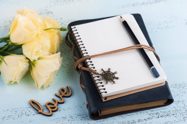 Eustoma çiçek sarı ve mavi masada Not defterini açtınız. Doğum günü, kadın ya da anneler günü için tebrik kartı