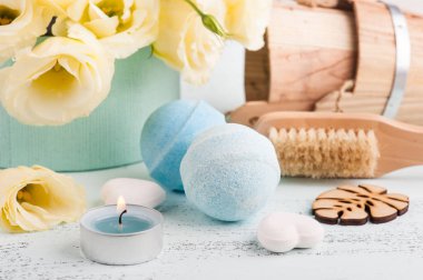 Spa arka plan mavi banyo bomba ve eustoma çiçekler ile