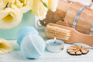 Spa arka plan mavi banyo bomba ve eustoma çiçekler ile