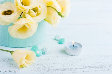 Sarı eustoma çiçekler, yaktı mum mavi ve mavi tablo alanı kopyalayın. Doğum günü, kadın ya da anneler günü için tebrik kartı