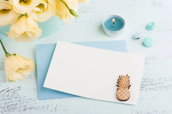 Gelbe Eustoma Blumen Und Umschlag Auf Blauem Tisch Glückwunschkarte Zum — Stockfoto