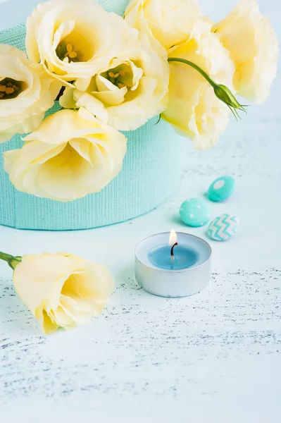 黄色のトルコギキョウの花 テーブルに明るい青いキャンドル 誕生日 女性や母の日のグリーティング カード — ストック写真