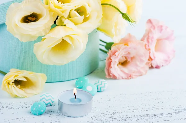 黄色のトルコギキョウの花 テーブルに明るい青いキャンドル 誕生日 女性や母の日のグリーティング カード — ストック写真