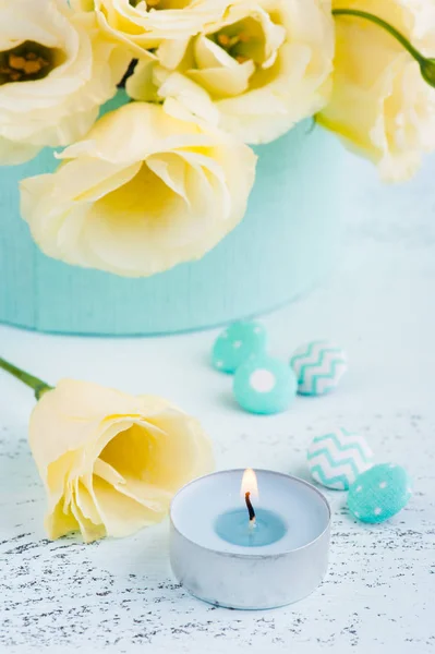 Flores Eustoma Amarillo Vela Azul Encendida Sobre Mesa Azul Tarjeta —  Fotos de Stock