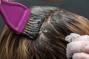 Ölmek üzere olan sarı saç siyah pembe fırça ile