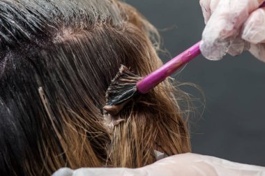 Ölmek üzere olan sarı saç siyah pembe fırça ile