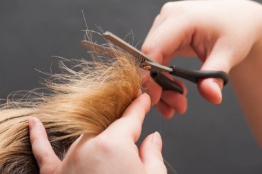 Makasla, portre sarışın saç kesme