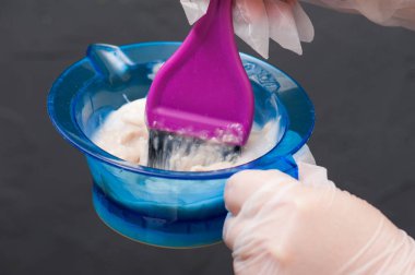 Çözüm mavi karıştırma kase, pembe fırça closeup renklendirme saç