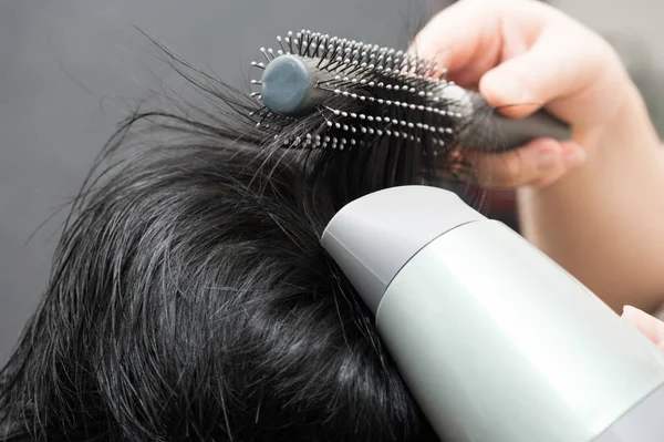 Foto de Cuidados Com Os Cabelos Lindo Cabelo Feminino Escovar Com Escova De  Cabelo Longo e mais fotos de stock de Adulto - iStock