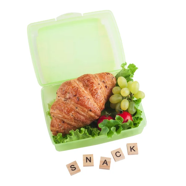 Groene Lunchbox Met Croissant Salade Tomaat Druif Geïsoleerd Wit — Stockfoto