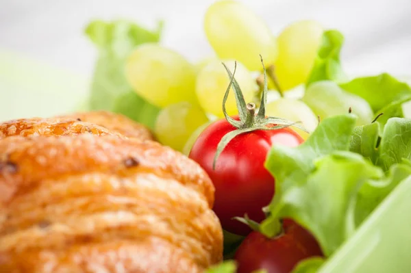 Croissant Ensalada Tomate Primer Plano Uva —  Fotos de Stock