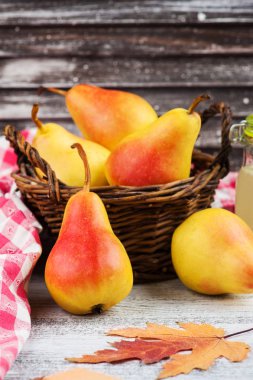 Sepet armut ahşap tablo, sonbahar hasat ile