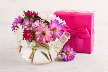 Pembe mor Bahçe çiçek ve hediye kutusu ahşap arka plan üzerinde