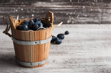 Bascket kopya alanı ile ahşap masa üzerinde meyveleri