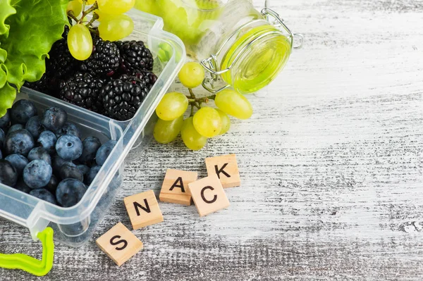 Palabra Snack Bayas Lonchera Sobre Mesa Madera —  Fotos de Stock