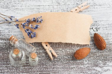 Kraft kağıt, rustik dekoru, ahşap masaya lavanta çiçek