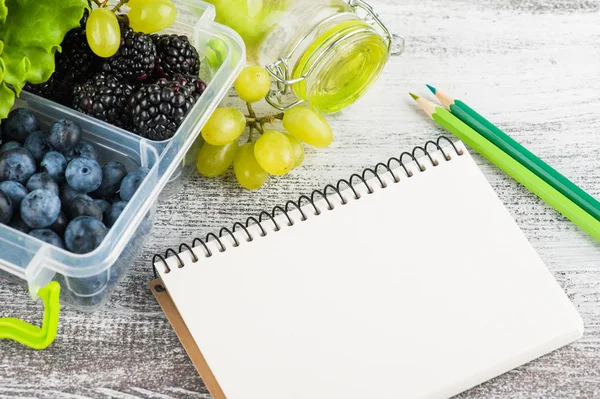 Quaderno Bacche Vuoti Nel Cestino Del Pranzo Frutta Sul Tavolo — Foto Stock