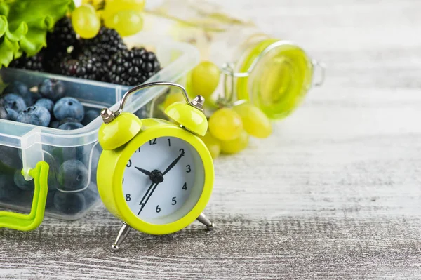Relógio Despertador Bagas Lancheira Frutas Mesa Madeira — Fotografia de Stock