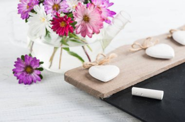 Kara tahta tebeşir ve kır çiçekleri ile 