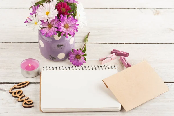 Carnet Vide Bougie Allumée Fleurs Jardin Violet Rose Sur Fond — Photo