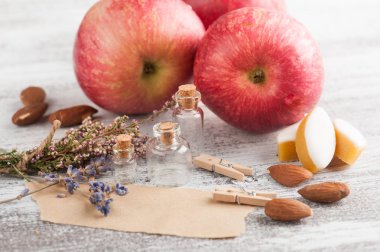 Kraft kağıt, rustik dekor, lavanta çiçekleri ve ahşap masa üzerinde elma