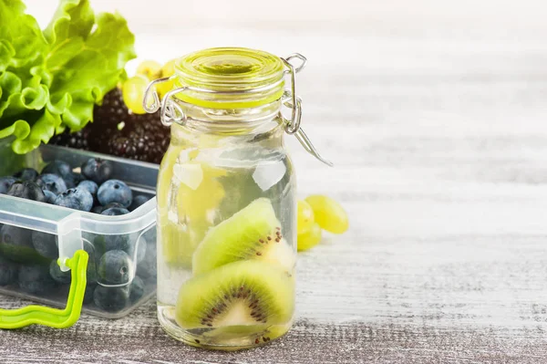 Kiwi Wasser Und Beeren Lunchbox Auf Holztisch Platz Für Text — Stockfoto