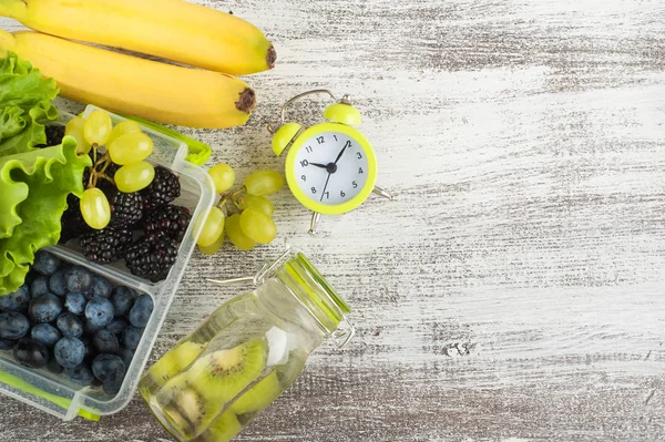 Relógio Despertador Bagas Lancheira Frutas Mesa Madeira — Fotografia de Stock