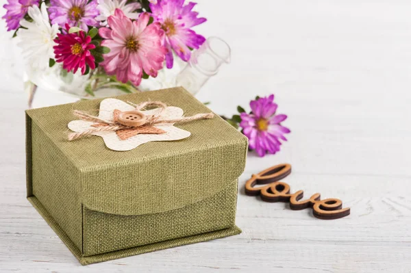 Flores Jardín Rosa Púrpura Caja Regalo Verde Sobre Fondo Madera — Foto de Stock