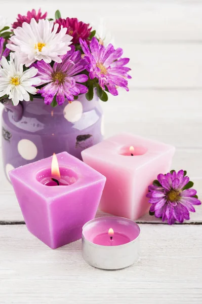Paars Aangestoken Kaarsen Roze Tuin Bloemen Houten Achtergrond — Stockfoto