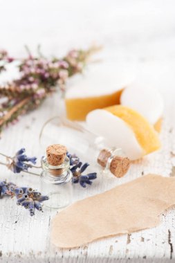 Ev yapımı calisson tatlılar ahşap tablo