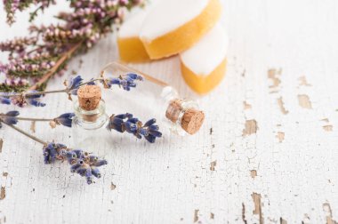 Ev yapımı calisson tatlılar ahşap tablo