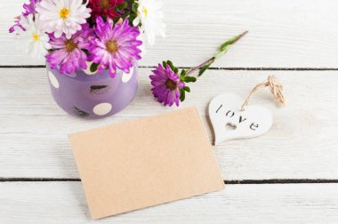 Zanaat zarf mum ve pembe mor Bahçe çiçek ahşap arka plan üzerinde yaktı