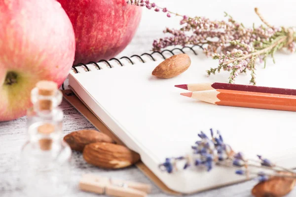 Bastelpapier Rustikales Dekor Lavendelblüten Und Äpfel Auf Holztisch — Stockfoto