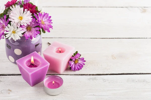 Paars Aangestoken Kaarsen Roze Tuin Bloemen Houten Achtergrond — Stockfoto