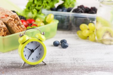 Vejetaryen sandviç ve çilek yemek kutusu ve meyve ve sebze ahşap tablo