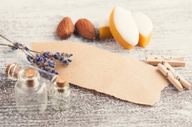 Kraft kağıt, rustik dekoru, ahşap masaya lavanta çiçek