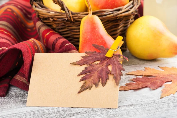 Hausgemachter Apfel Und Birnenmost Und Frisches Obst Auf Dem Holztisch — Stockfoto