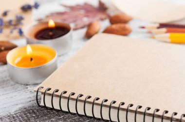 Zanaat defter ve yanan mumlar ve Sonbahar dekorasyonu ahşap tablo