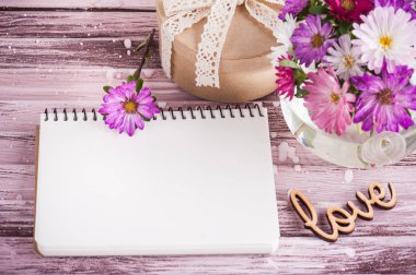 Pembe mor Bahçe çiçek ve ahşap arka plan üstünde boş defter