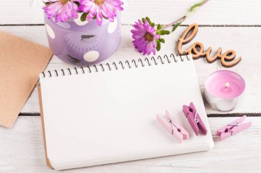 Boş defter mum ve pembe mor Bahçe çiçek ahşap arka plan üzerinde yaktı