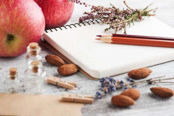 Leere Notizbücher Und Bleistifte Äpfel Und Herbstliches Dekor Auf Holztisch — Stockfoto