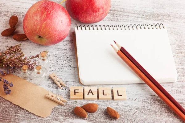 Leere Notizbücher Und Bleistifte Äpfel Und Herbstliches Dekor Auf Holztisch — Stockfoto