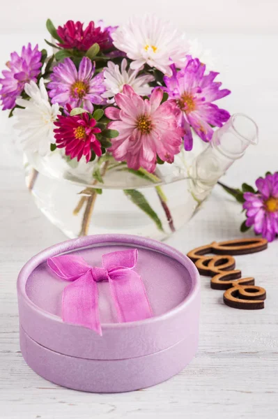 Flores Jardín Rosa Púrpura Caja Regalo Sobre Fondo Madera —  Fotos de Stock