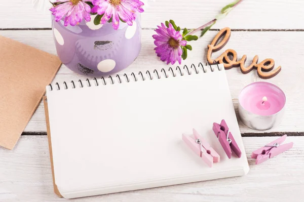 Boş defter mum ve pembe mor Bahçe çiçek ahşap arka plan üzerinde yaktı