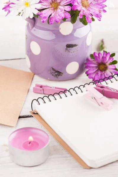 Κενό Σημειωματάριο Κερί Αναμμένο Και Ροζ Μοβ Λουλούδια Κήπων Φόντο — Φωτογραφία Αρχείου