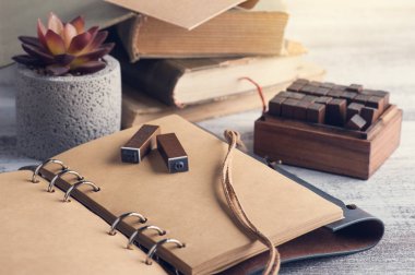 Eski kitaplar, sulu ve açık zanaat defter rustik ahşap zemin üzerinde. Ofis resepsiyon masası