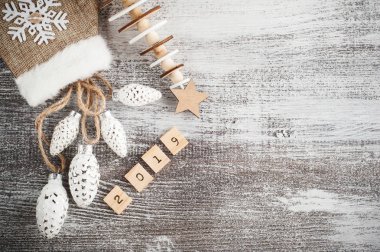 Çam kozalakları beyaz arka plan üzerinde gümüş Santa eldiven ve Noel. Üstten görünüm