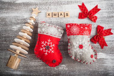 Noel çorap, kırmızı yay ve beyaz arka plan üzerinde ahşap Noel ağacı. Üstten görünüm