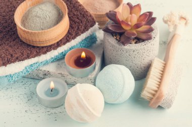 Banyo bomba ve Fas kil tozu, fırça ile spa kompozisyon ve beyaz zemin üzerine mumlar yaktı